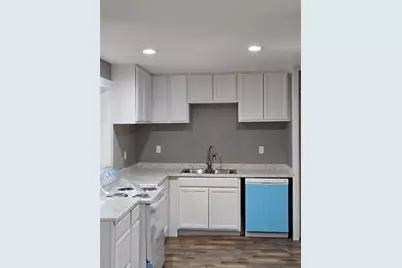 5823 Lyndhurst Drive E, Houston, TX 77033 - Photo 7