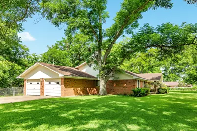120 Southern Oaks Drive, Lake Jackson, TX 77566 - Photo 5