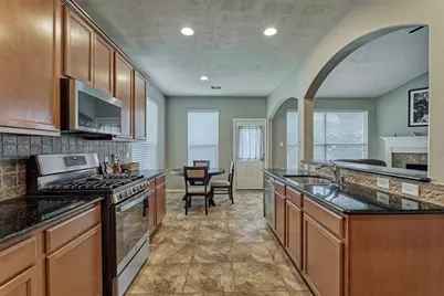 163 N Hawkhurst Circle, The Woodlands, TX 77354 - Photo 11