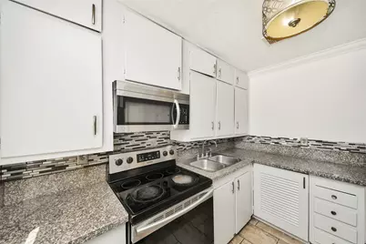 1240 Shadowdale Drive #14, Houston, TX 77043 - Photo 7
