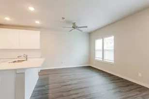 446 S Centro Cir, Shenandoah, TX 77385 - Photo 5