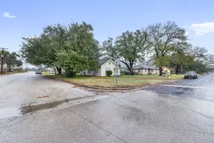 1301 Cedar St, Hearne, TX 77859 - Photo 3