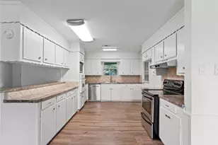 1717 Jones St, Alvin, TX 77511 - Photo 9