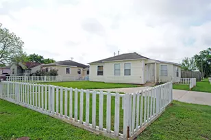 1231 W 7th St, Freeport, TX 77541 - Photo 3