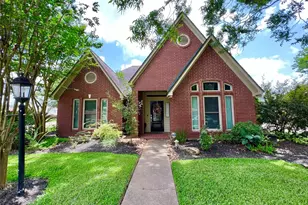 51 S Trillium Ct, Lake Jackson, TX 77566 - Photo 3