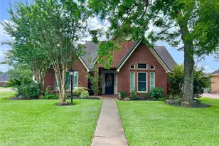 51 S Trillium Ct, Lake Jackson, TX 77566 - Photo 1