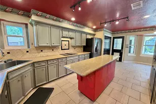 51 S Trillium Ct, Lake Jackson, TX 77566 - Photo 9