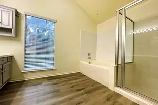 107 S Village Knoll Cir, The Woodlands, TX 77381 - Photo 23