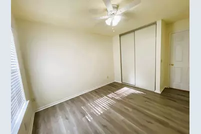 107 S Village Knoll Circle, The Woodlands, TX 77381 - Photo 9