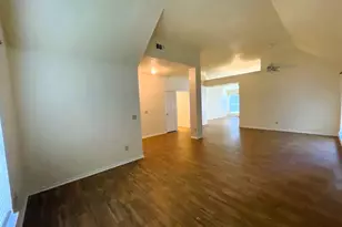 107 S Village Knoll Cir, The Woodlands, TX 77381 - Photo 7