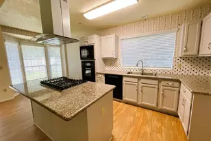 107 S Village Knoll Cir, The Woodlands, TX 77381 - Photo 3