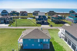 3225 Sea Castle Dr, Crystal Beach, TX 77650 - Photo 1