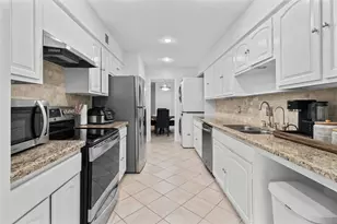 12997 Trail Hollow Dr, Houston, TX 77079 - Photo 5