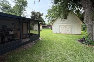 311 Wisteria St, Lake Jackson, TX 77566 - Photo 3