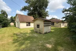 311 Wisteria St, Lake Jackson, TX 77566 - Photo 5