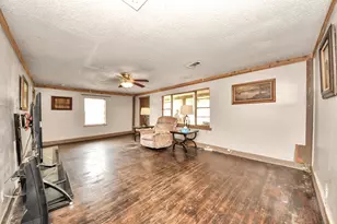 204 S 4th St, Alvin, TX 77511 - Photo 9