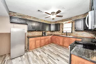 204 S 4th St, Alvin, TX 77511 - Photo 13