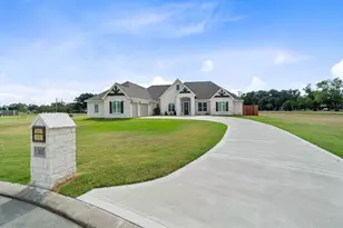 305 Champions Ct, El Campo, TX 77437 - Photo 3
