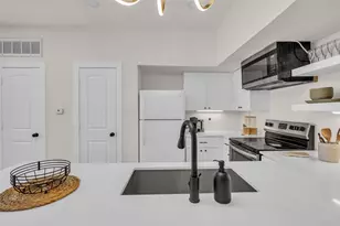 10855 Meadowglen Ln, Houston, TX 77042 - Photo 7