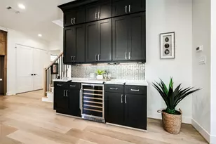 2011 Hopkins St, Houston, TX 77006 - Photo 9