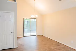 17 Regency Ln, Houston, TX 77088 - Photo 7