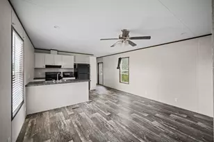 423 Silliman St, Sealy, TX 77474 - Photo 3