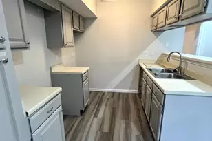 10855 Meadowglen Ln, Houston, TX 77042 - Photo 3