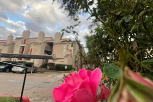 10855 Meadowglen Ln, Houston, TX 77042 - Photo 15