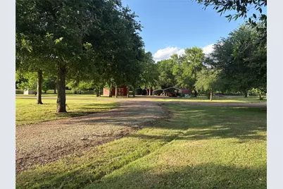 530 Chisolm Trail, Wallis, TX 77485 - Photo 5