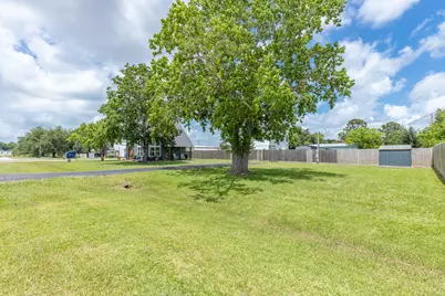 201 Texas Avenue S, Anahuac, TX 77514 - Photo 7