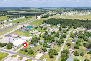201 Texas Ave S, Anahuac, TX 77514 - Photo 5