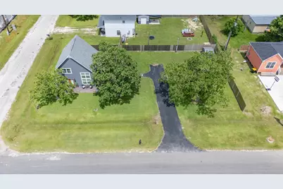 201 Texas Avenue S, Anahuac, TX 77514 - Photo 3