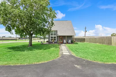 201 Texas Avenue S, Anahuac, TX 77514 - Photo 15