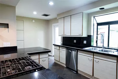 5564 Aspen Street, Bellaire, TX 77401 - Photo 15