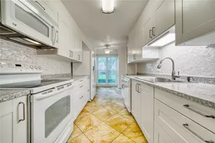 13376 Trail Hollow Dr, Houston, TX 77079 - Photo 9