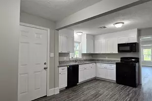 215 San Jacinto St, Highlands, TX 77562 - Photo 5