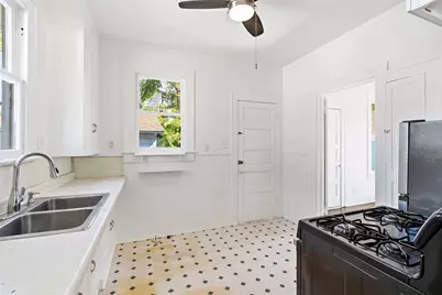 4307 Avenue Q 1/2, Galveston, TX 77550 - Photo 11