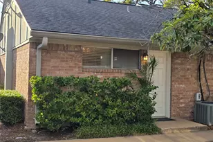 1016 E Tri Oaks Ln, Houston, TX 77043 - Photo 17