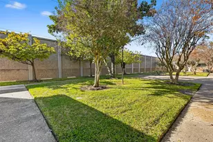 235 W Tri Oaks Ln, Houston, TX 77043 - Photo 3