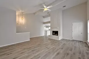 2011 Creek Valley Ln, Sugar Land, TX 77478 - Photo 3