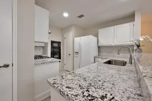 2011 Creek Valley Ln, Sugar Land, TX 77478 - Photo 7