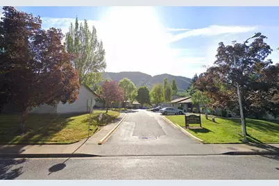 1465 NE 10th St, Other, OR 97526 - Photo 5