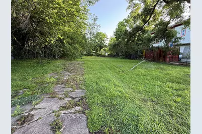 5307 Willow Glen Drive, Houston, TX 77033 - Photo 3