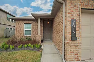 7019 Hazelnut Ln, Baytown, TX 77521 - Photo 3