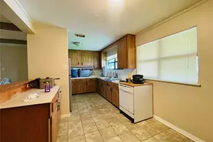 1747 W 10th St, Freeport, TX 77541 - Photo 3