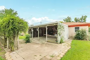 429 E Kiber St, Angleton, TX 77515 - Photo 5