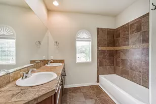 11025 Robin Hood Ct, Houston, TX 77043 - Photo 39