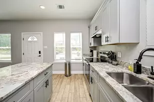 5007 Briscoe St, Houston, TX 77033 - Photo 5