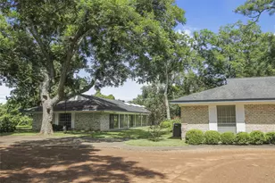 536 Oak Dr, Lake Jackson, TX 77566 - Photo 3