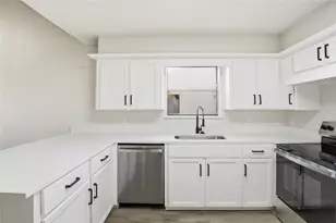 9850 Sageroyal Ln, Houston, TX 77089 - Photo 7